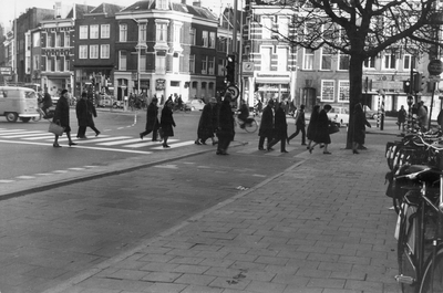 406644 Gezicht op de Neude te Utrecht, met op de achtergrond de ingang van de nog niet verbrede Lange Jansstraat en ...